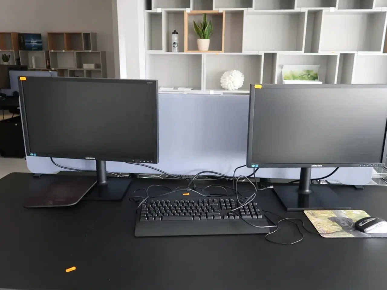 Billede 1 - 2 stk. computerskærme SAMSUNG S24E450, dockingstation LENOVO ThinkPad, tastatur, mus