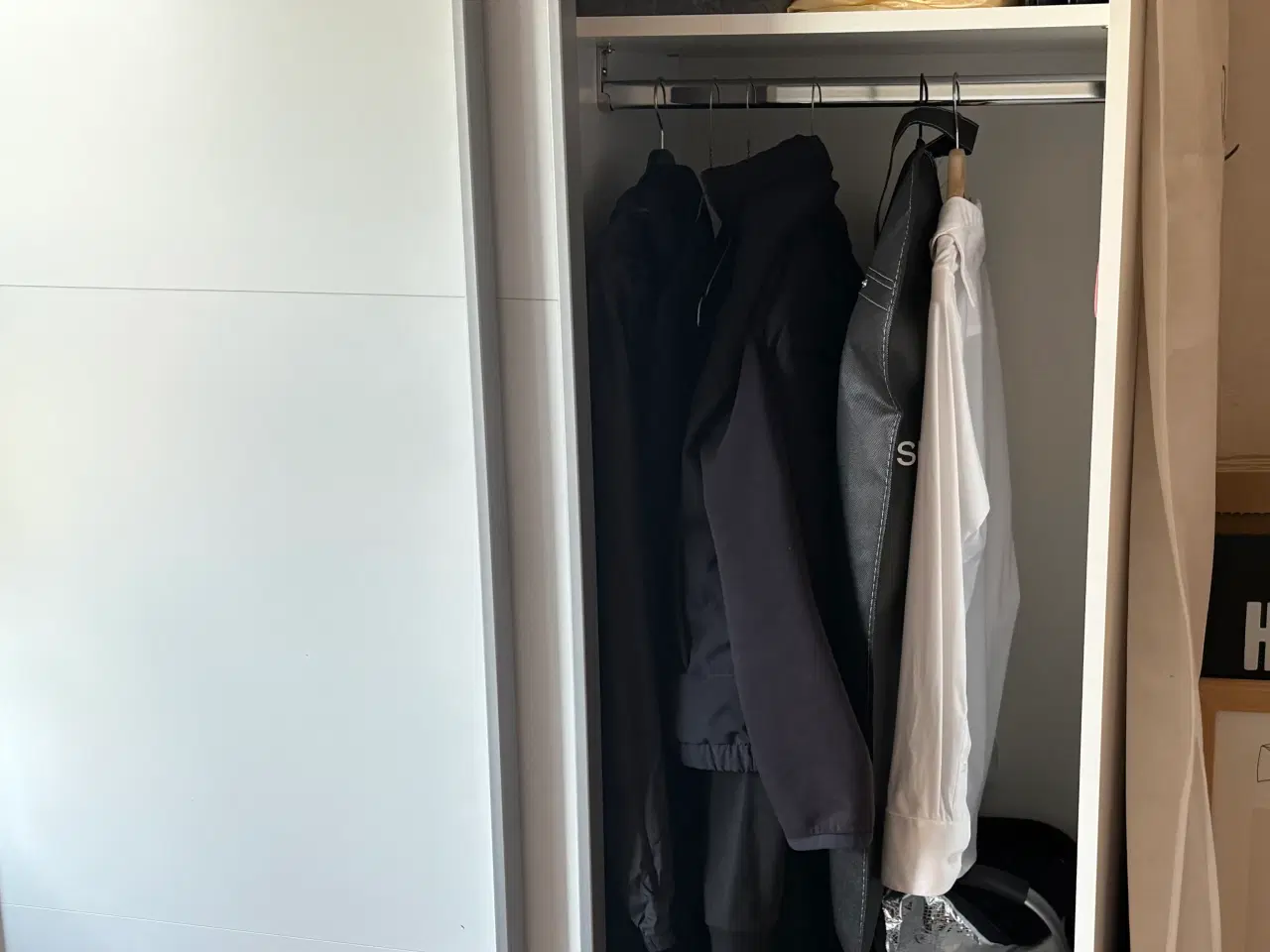 Billede 2 - Hvidt Garderobeskab med skydelåger