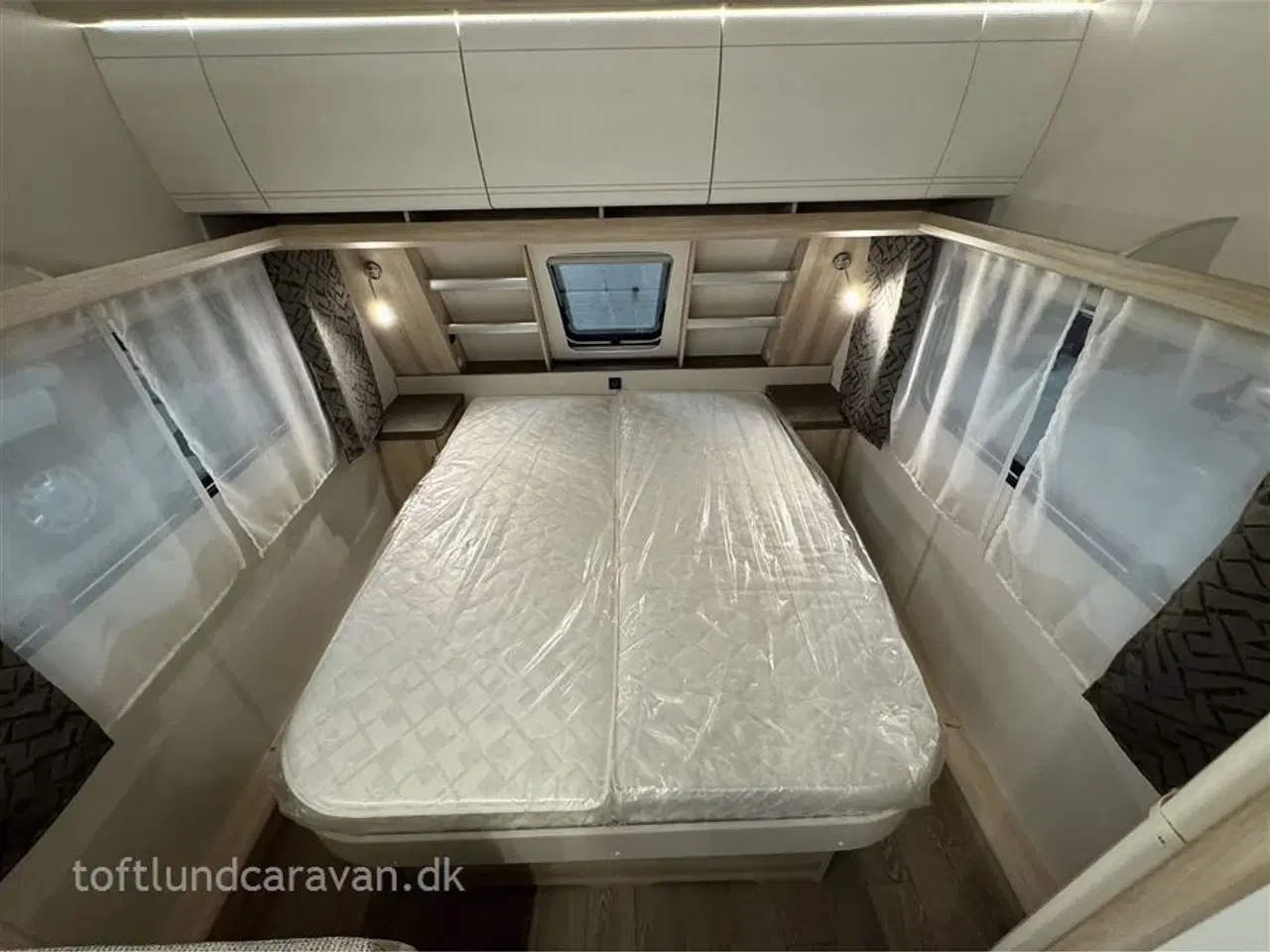 Billede 2 - 2026 - Hobby De Luxe 460 SFf   NY 2026 DK-LINE. m/QUEENS SENG og masser af udstyr inkl. i prisen. KOMMER SNART PÅ LAGER = hør nærmere.