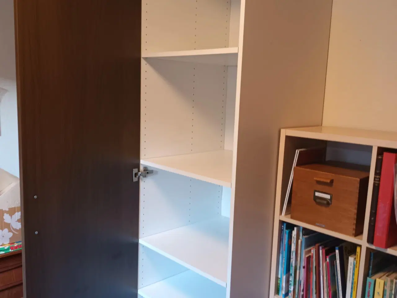 Billede 1 - Højskab med god plads, fritstående