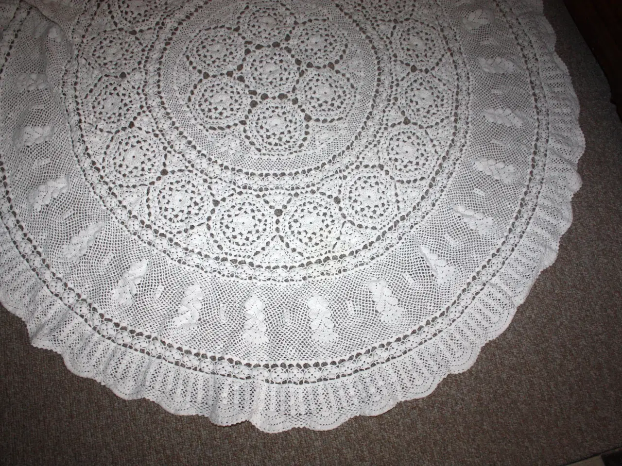 Billede 2 - Hæklet dug i bomuld med en diameter på 135 cm