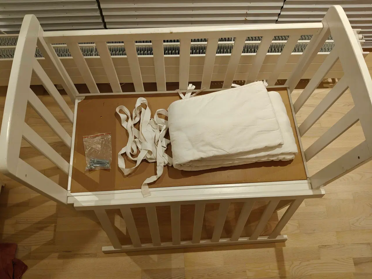 Billede 2 - Fin side by side seng til baby - kan justeres i hø