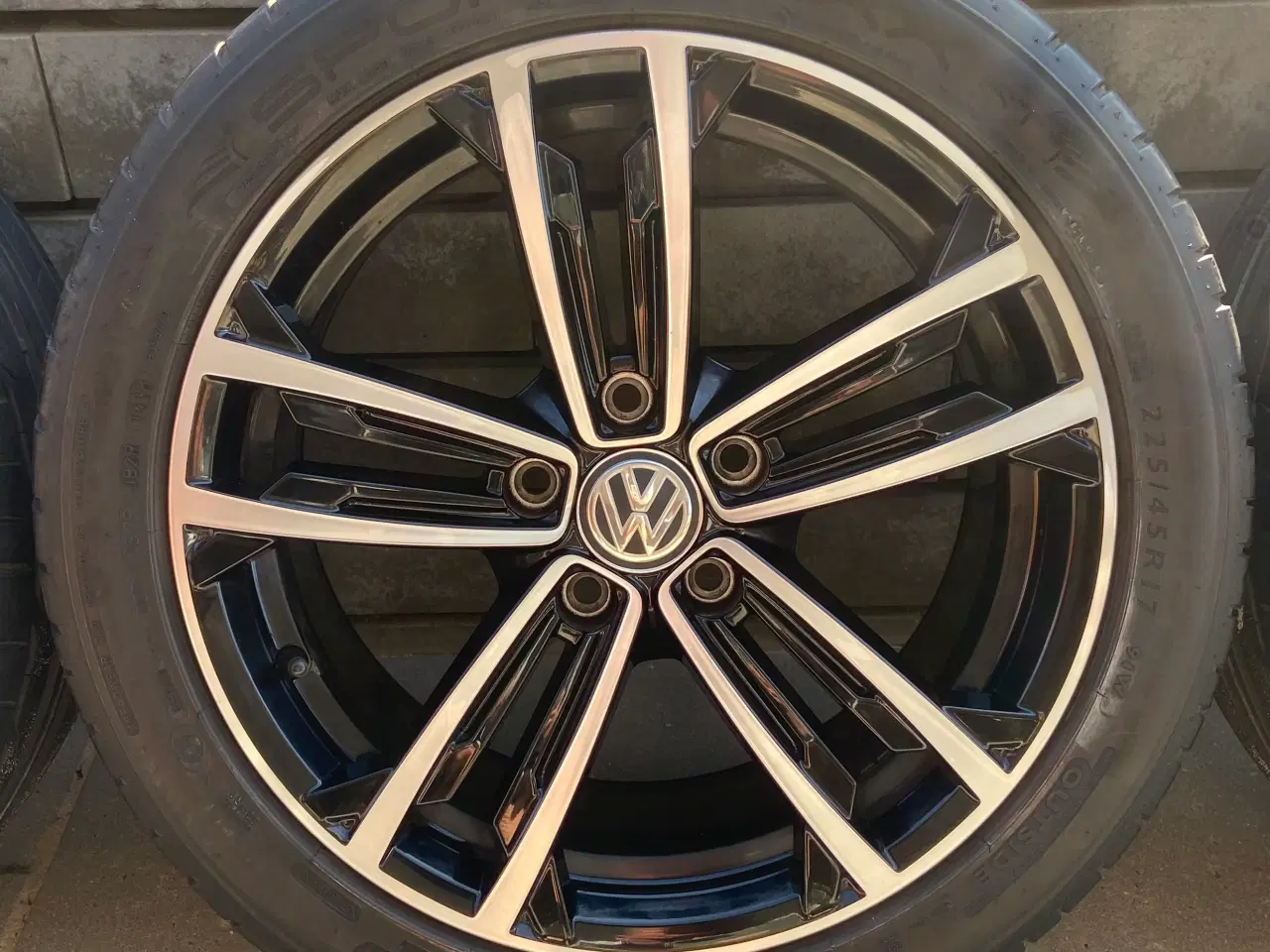 Billede 4 - Originale 17” VW fælge med gode dæk!