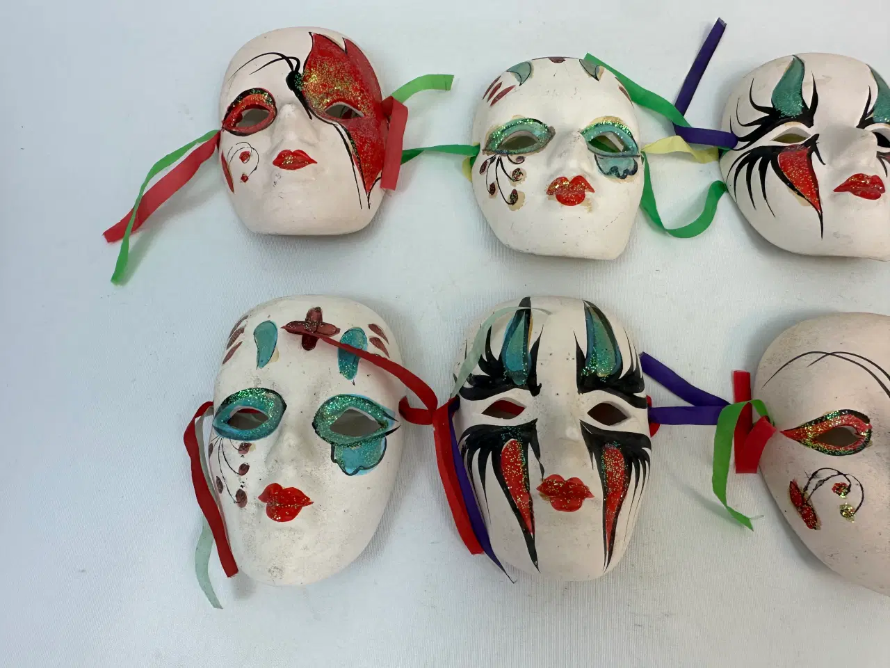 Billede 6 - 6 små masker i bemalet porcelæn