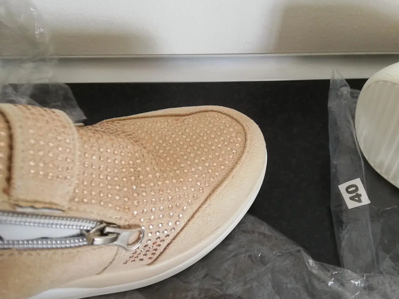 Billede 3 - Lys Sneakers m lynlås