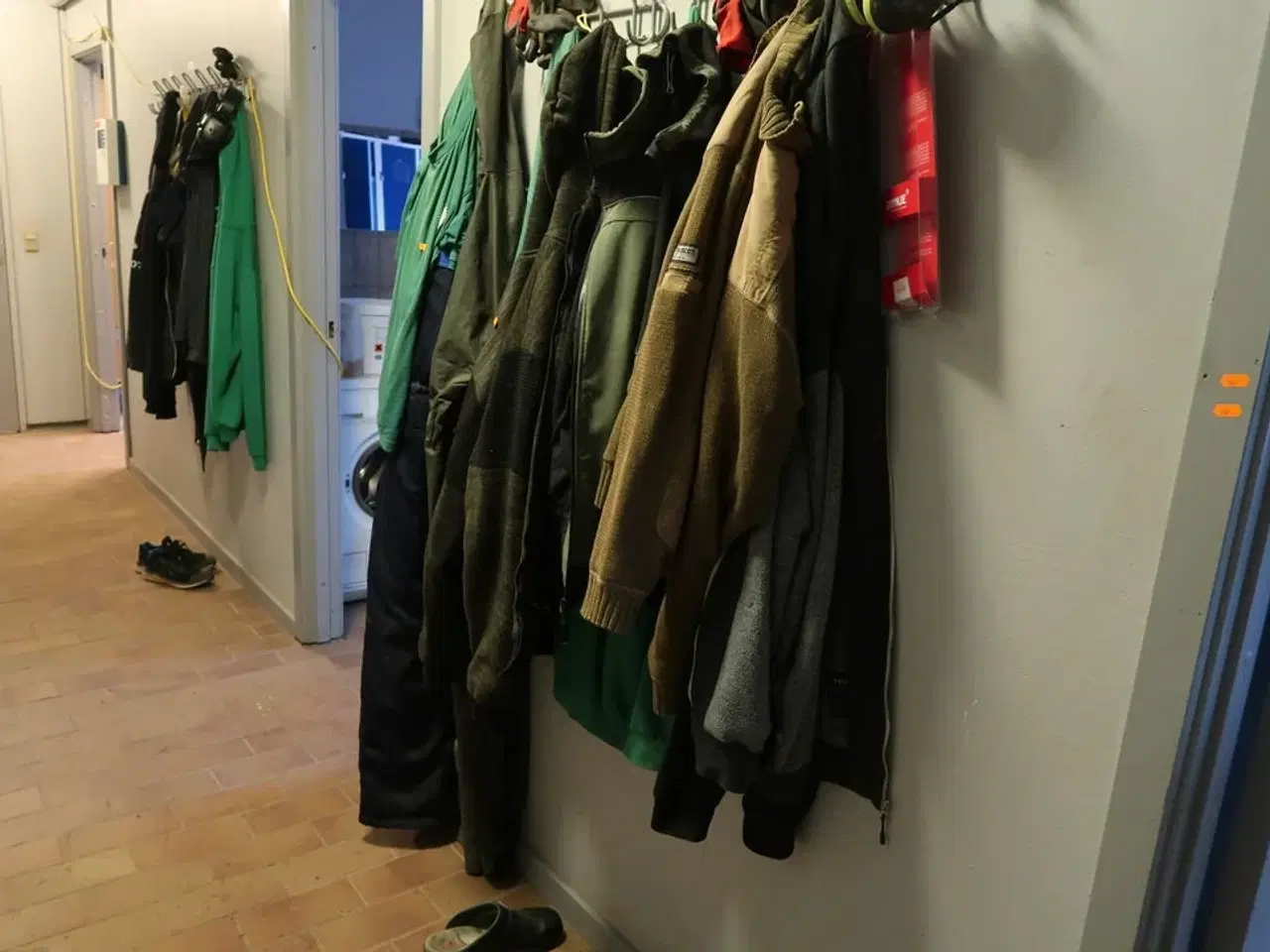 Billede 1 - Div. Arbejdstøj, sko samt bænke