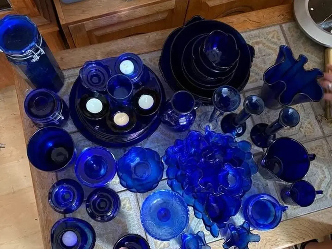 Billede 2 - 🟦 Stort mørkeblåt glasstel + retro plastbeholdere