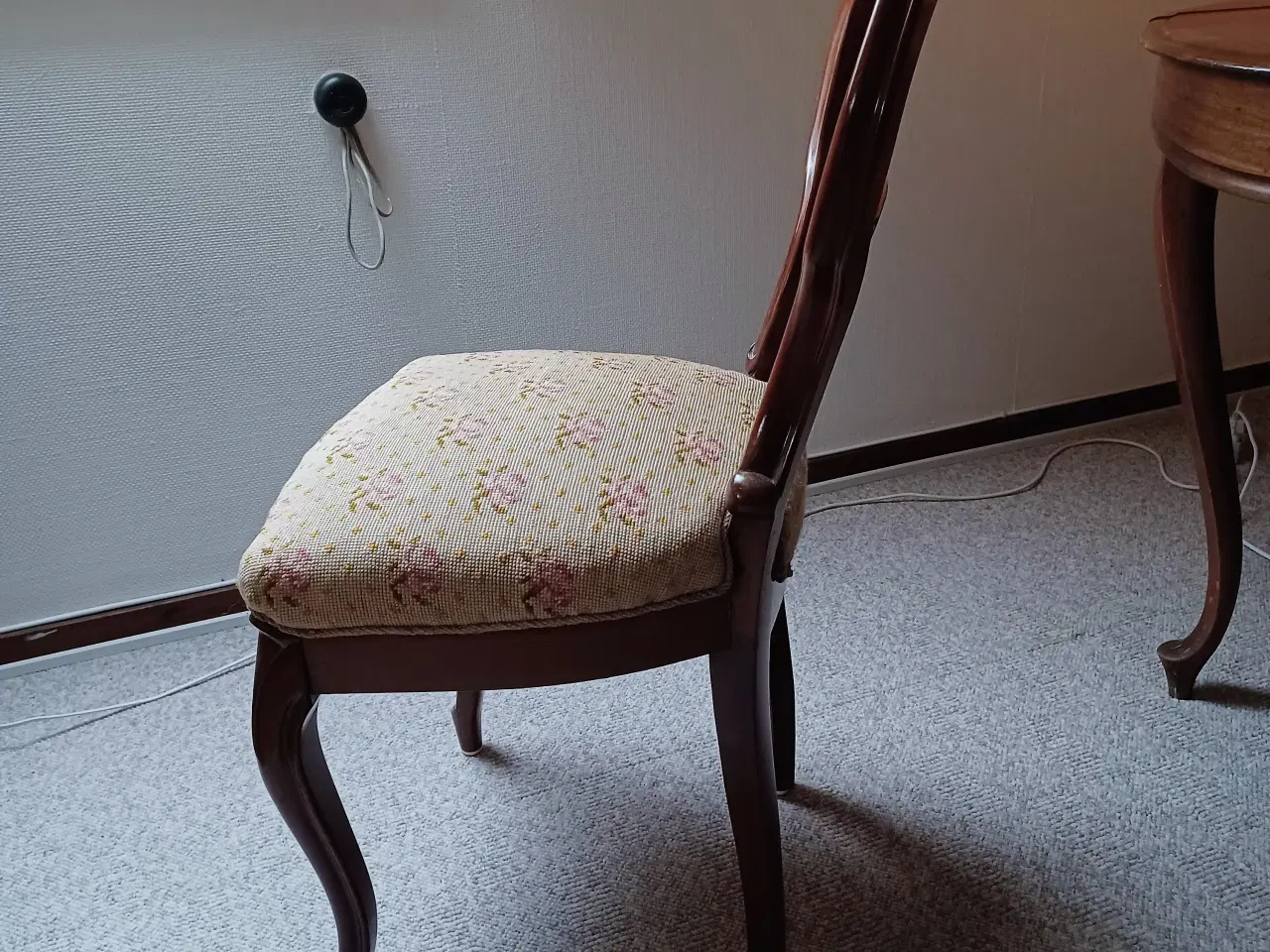 Billede 3 - Antikt salonbord med 2 stole