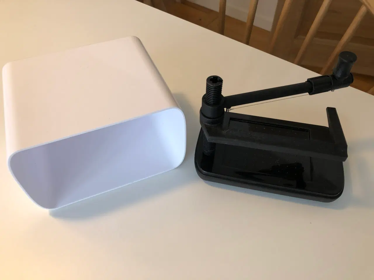 Billede 4 - Osteskærer i hvid fra Nuance, lidt ridser på låget