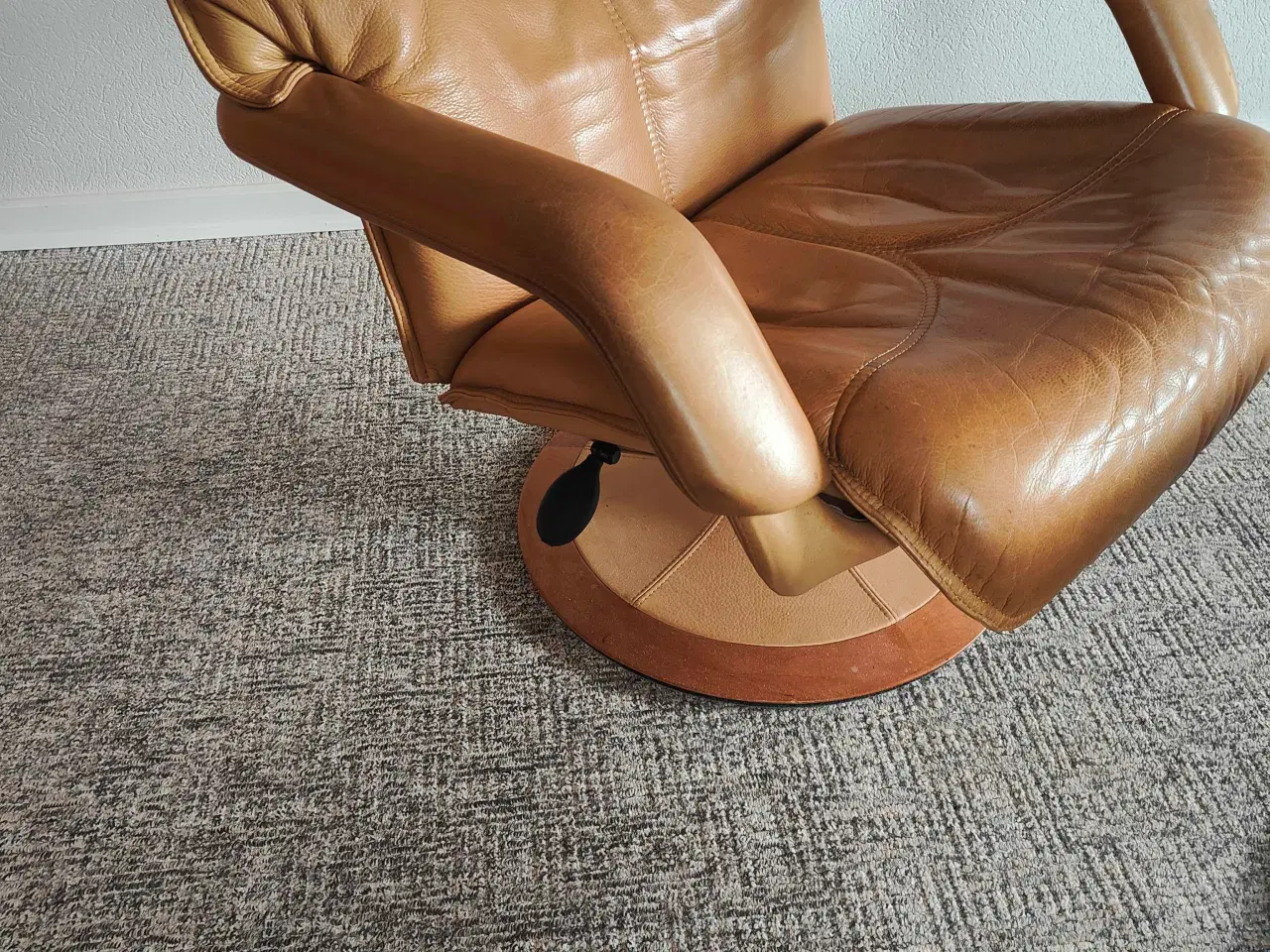 Billede 2 - Lænestol i cognac farvet læder med fodskammel 