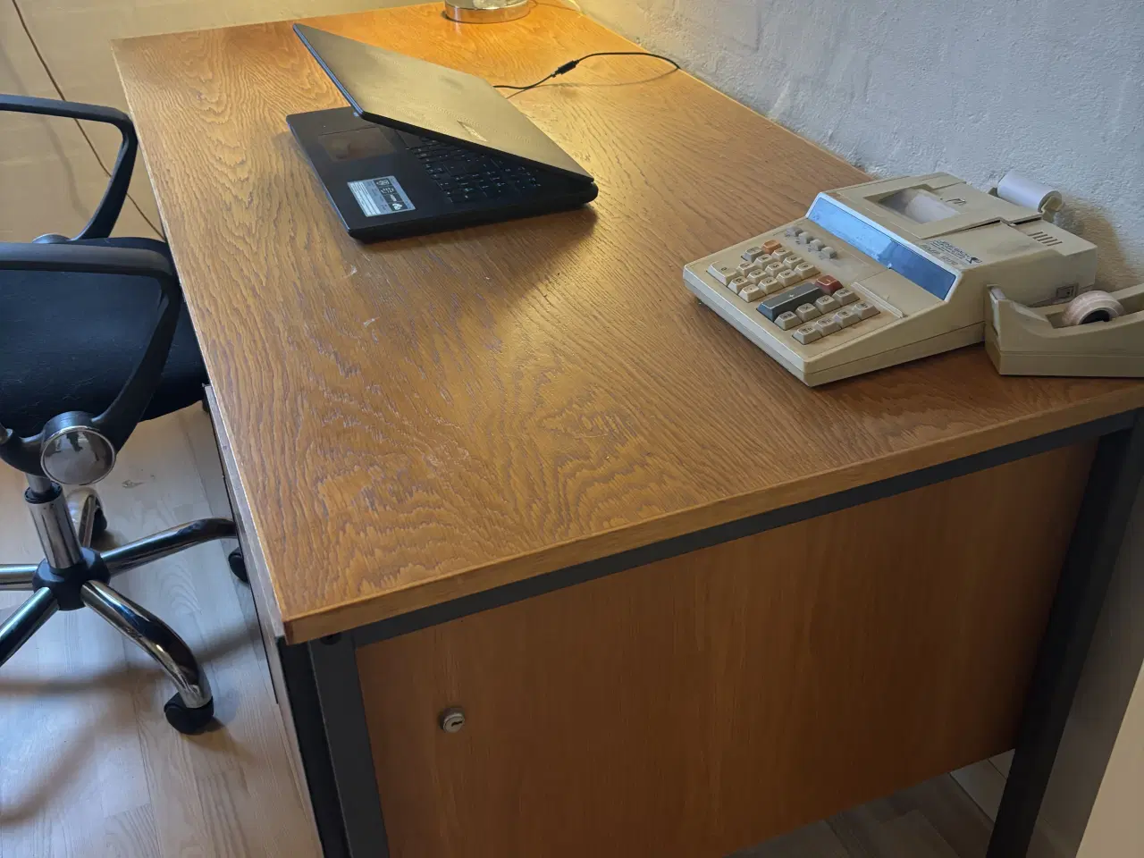 Billede 2 - Skrivebord i eg med 2 rummelige skuffer