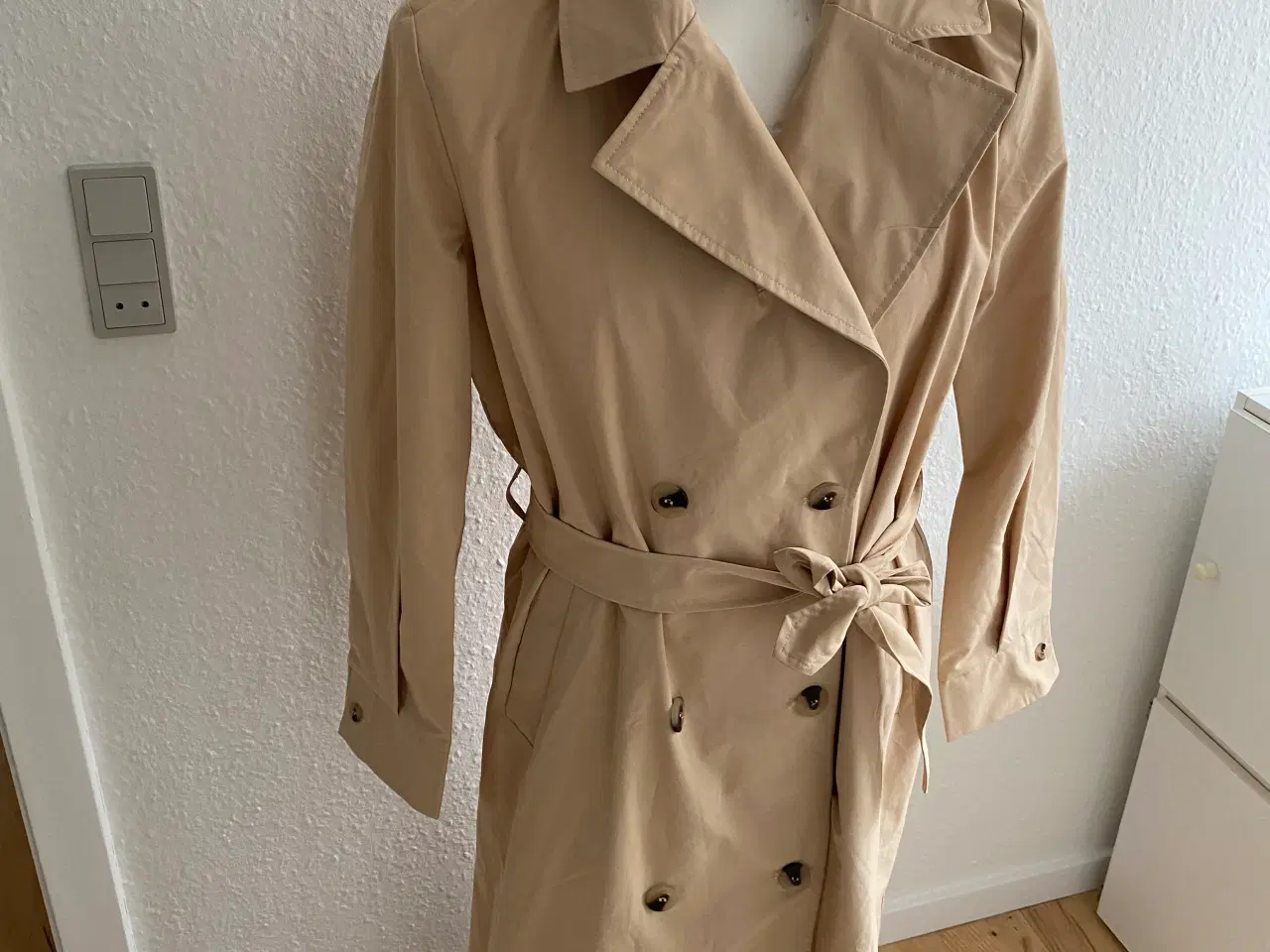 Billede 1 - Beige Trenchcoat fra Vila 