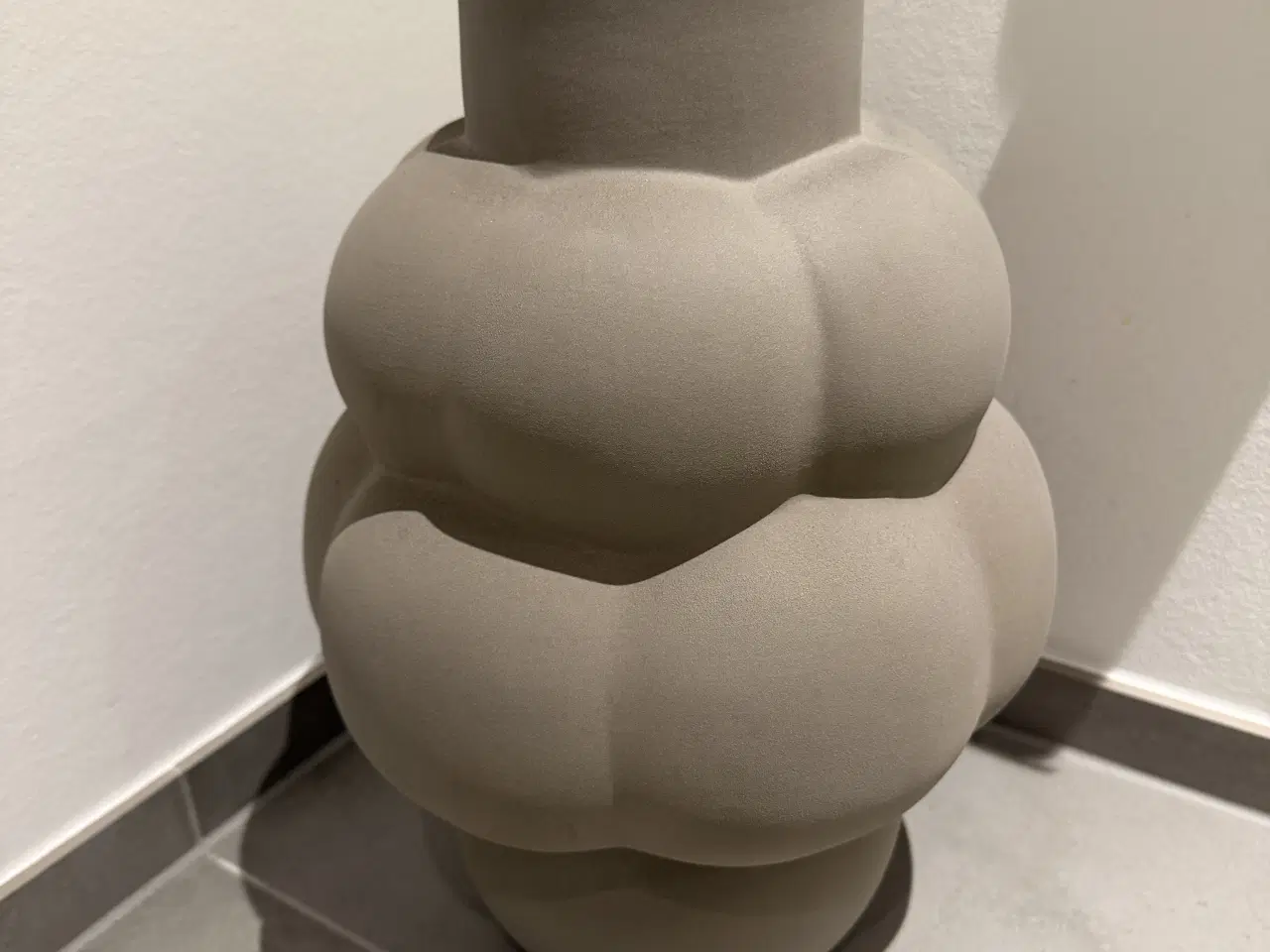 Billede 1 - Louise Roe vase i grå 42 cm høj