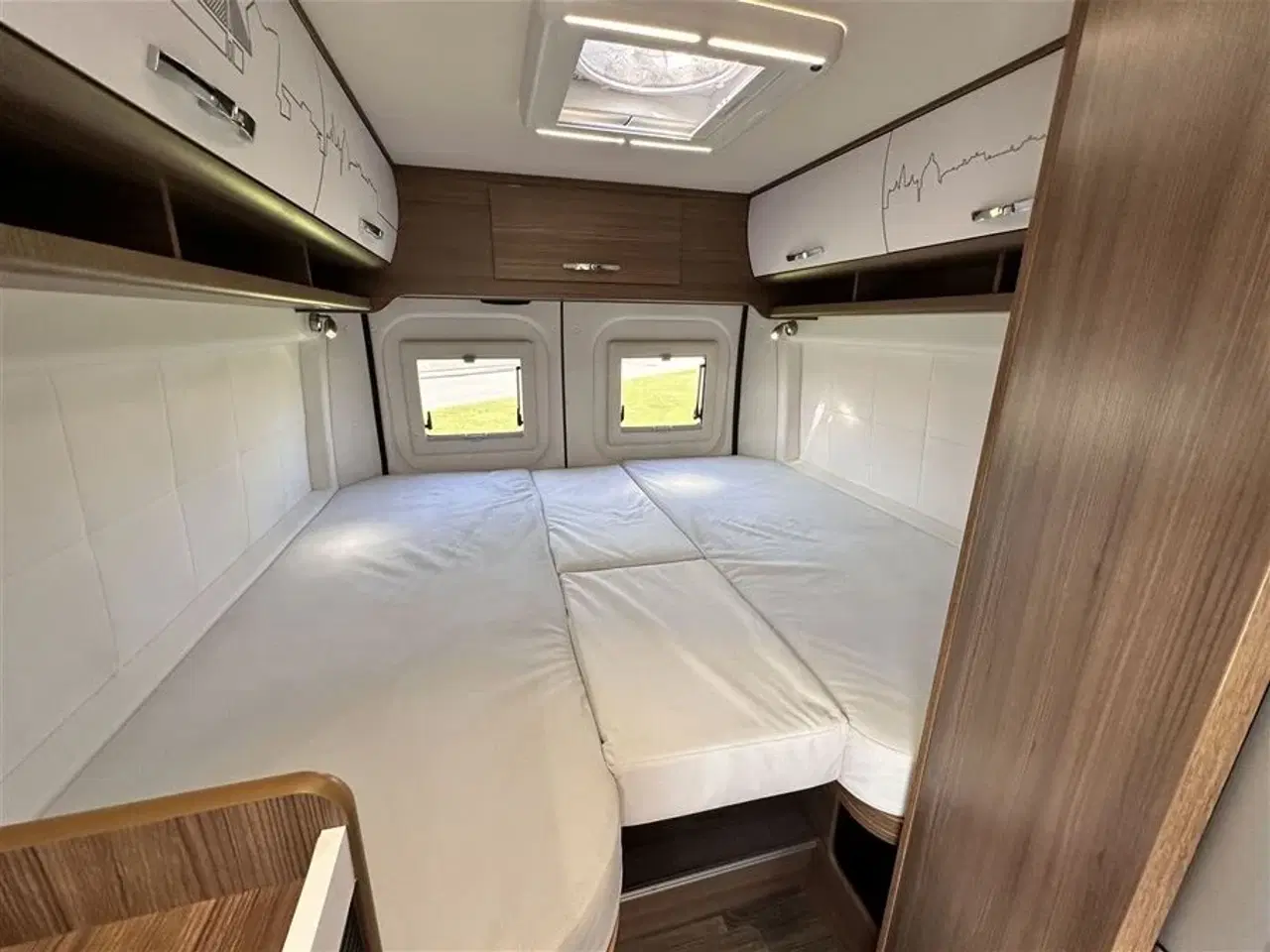 Billede 14 - 2021 - Bravia 636 140 Hk Edition 30   Campervan med langsgående senge og god indretning Kørt 20,500 Km.