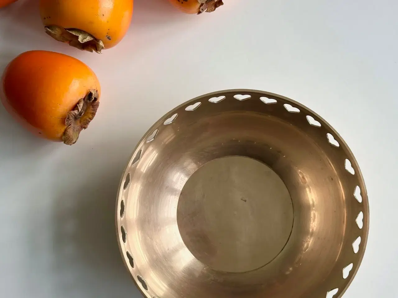 Billede 4 - Messingskål m perforeret hjertekant