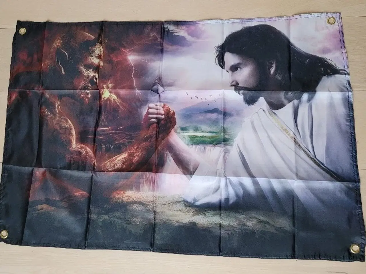 Billede 1 - Flag stort Jesus og Djævelen lægger arm