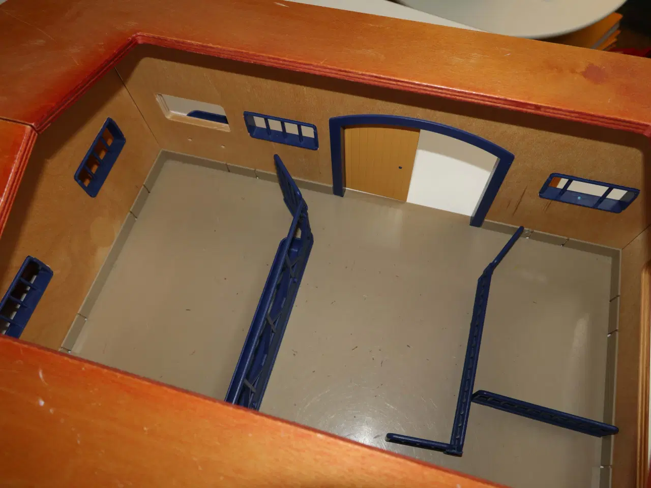 Billede 3 - Udgået Schleich stald (nr. 40165) brunlakeret tag