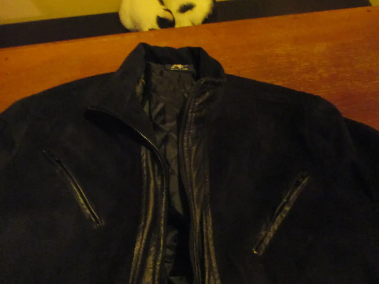 Billede 5 - sort Jakke med sort læder finish, jakke, bukser
