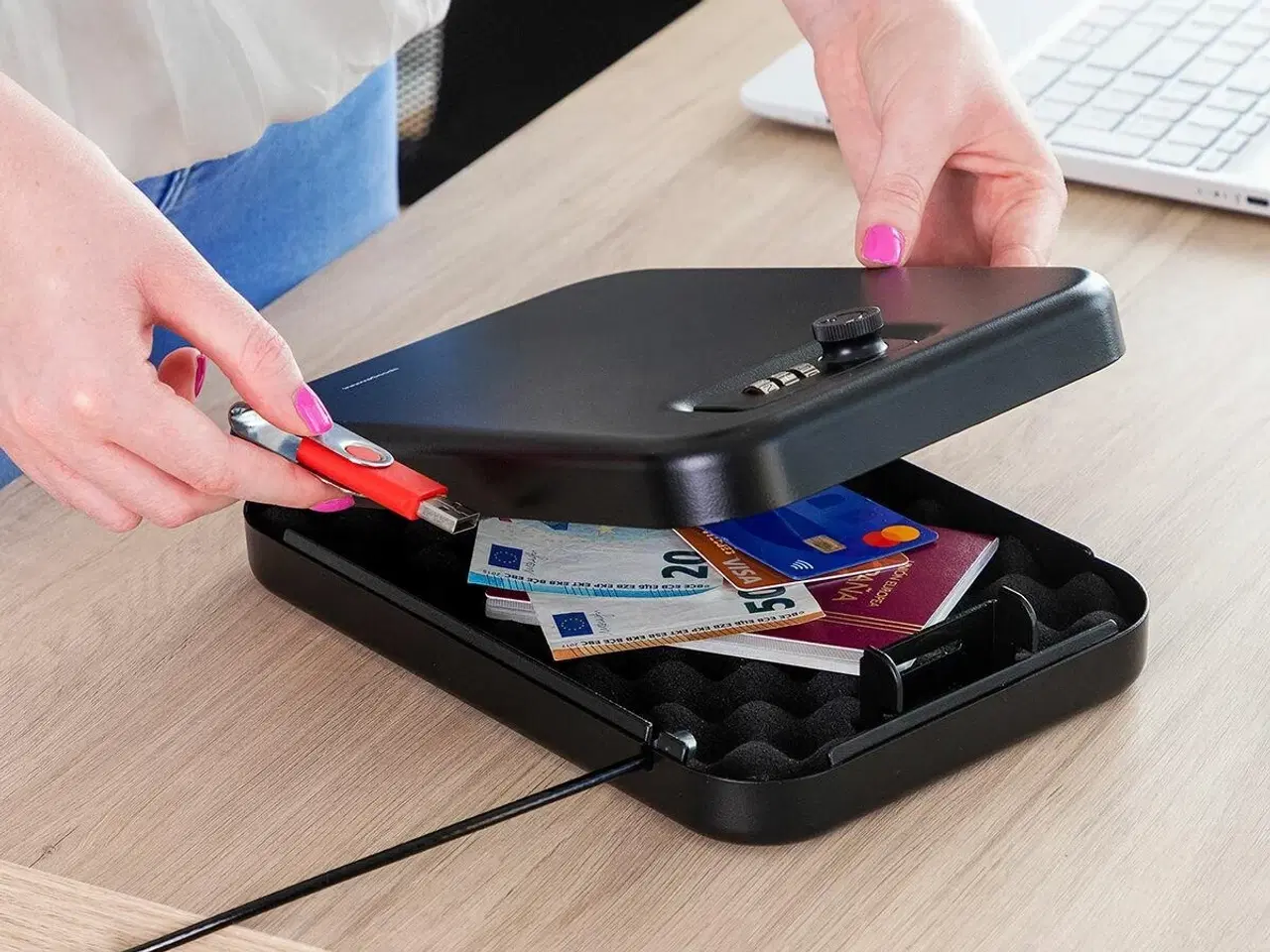 Billede 7 - Sikkerhedsboks med kombinationslås - Prisaven, bærbar med stålkabel (sort)