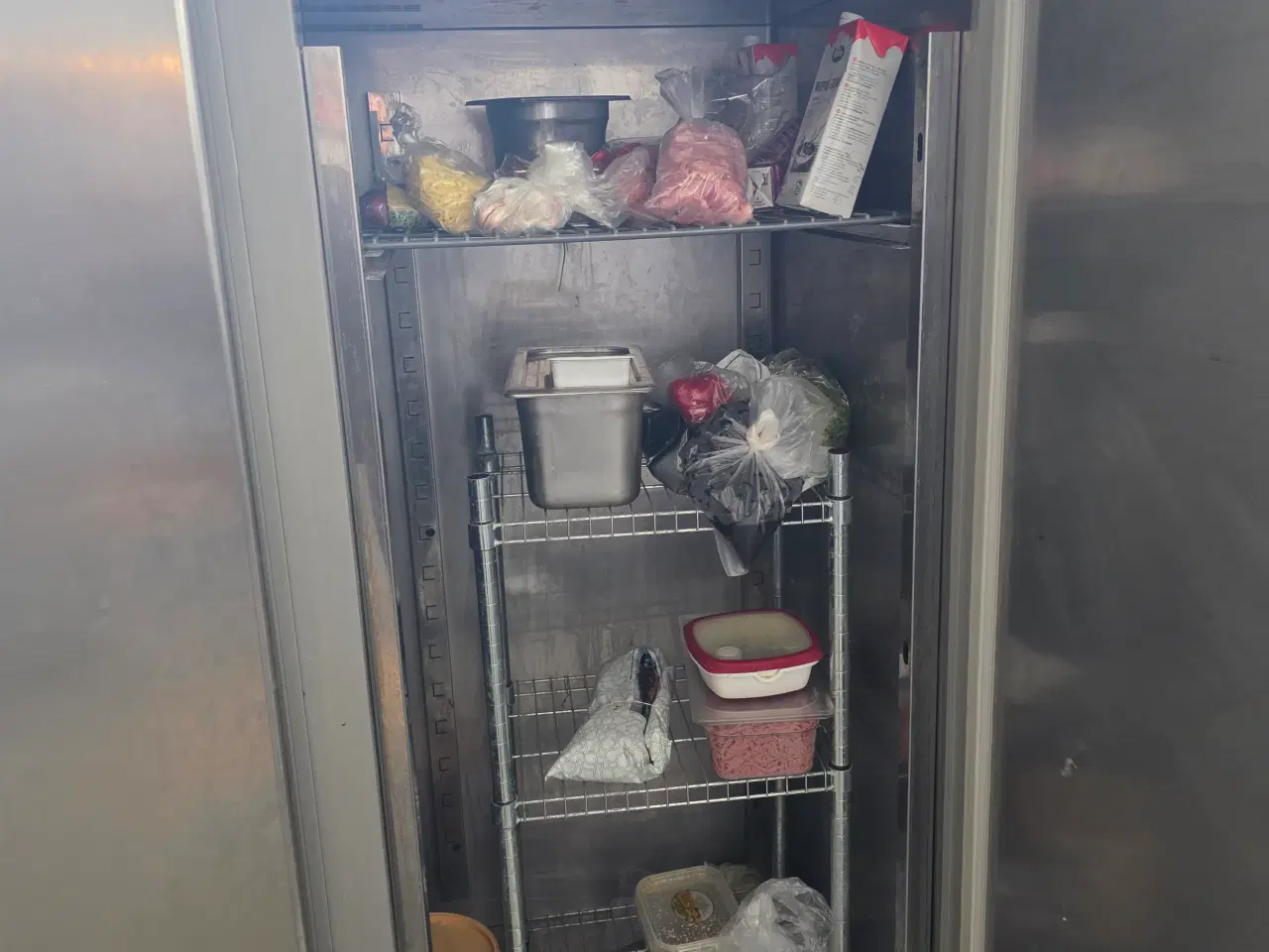 Billede 2 - Stabil køleskab til salg.