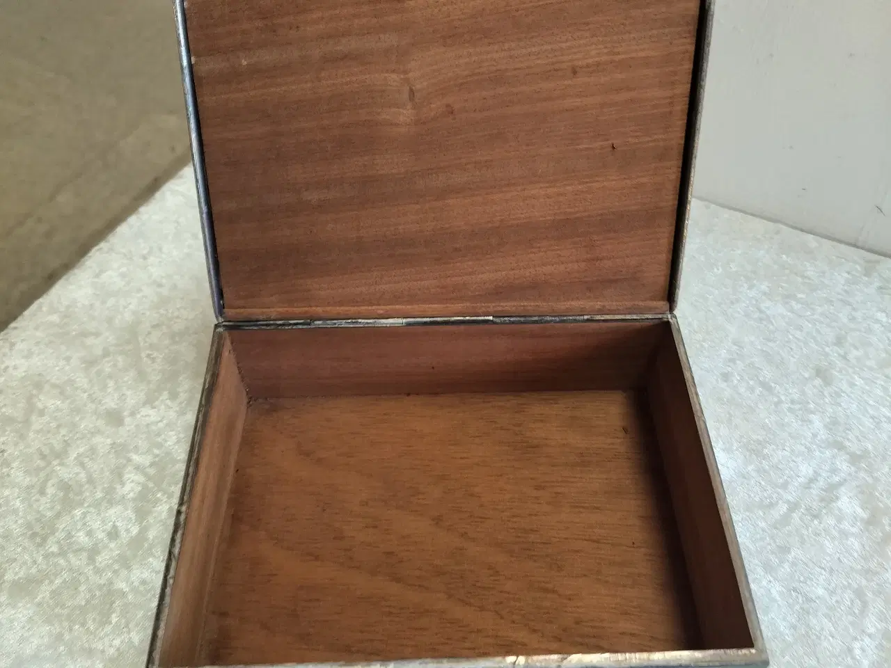 Billede 5 - Gammel skrin/smykkeskrin i metal med motiver