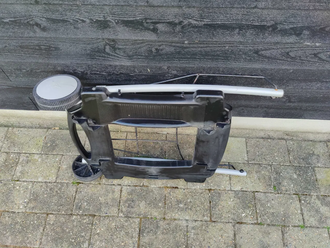 Billede 3 - Weber Q1200 gasgrill med højt låg og termometer.
