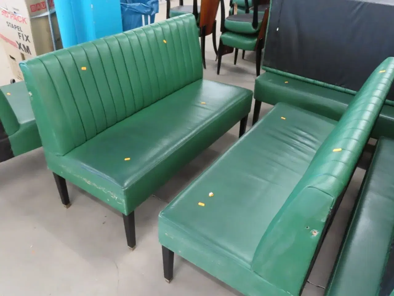 Billede 2 - 2 stk. Spisesofaer i grøn læder