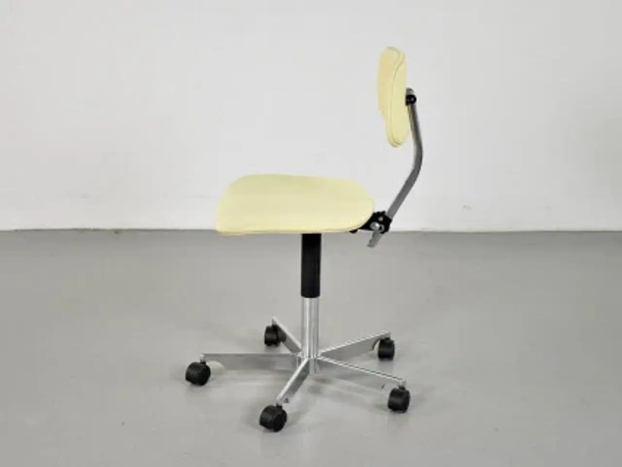 Billede 2 - Fritz hansen kevi kontorstol med gult polster og blankt stel