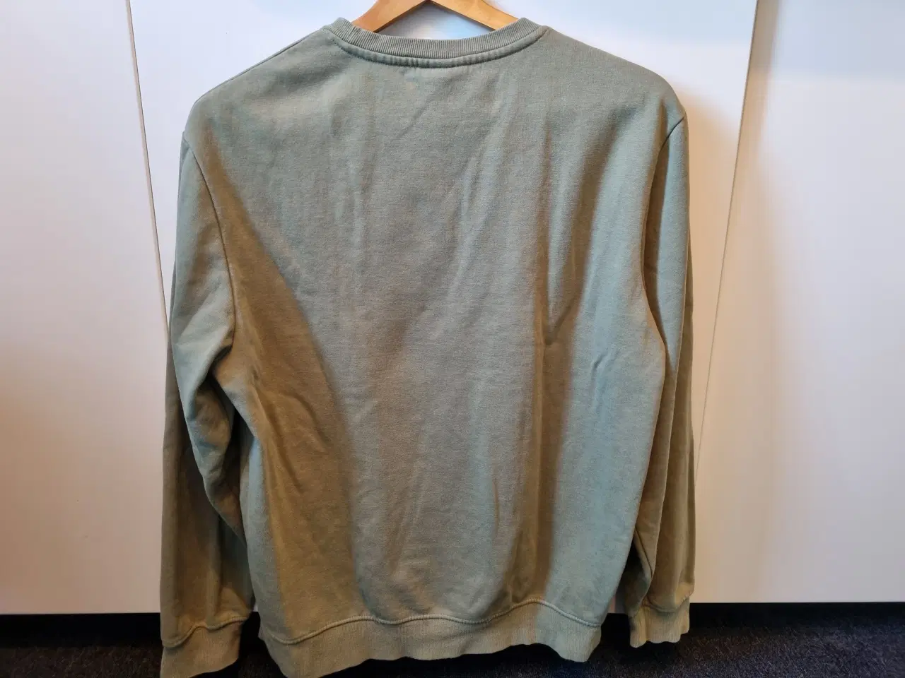 Billede 2 - Lys kakigrøn sweatshirt str. S fra H&M