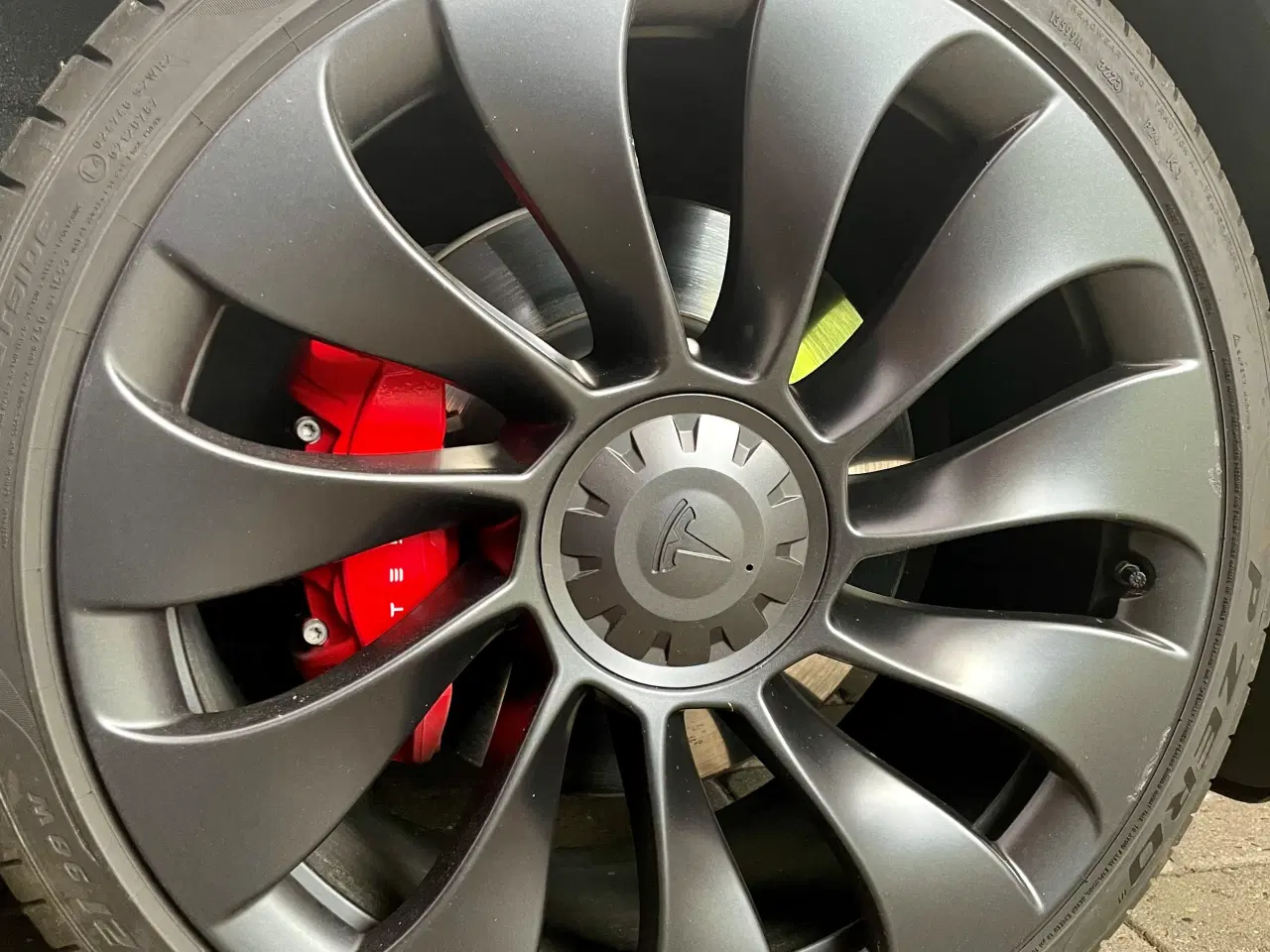 Billede 2 - 21" Überturbine m. Pirelli sommerdæk (Tesla MY)