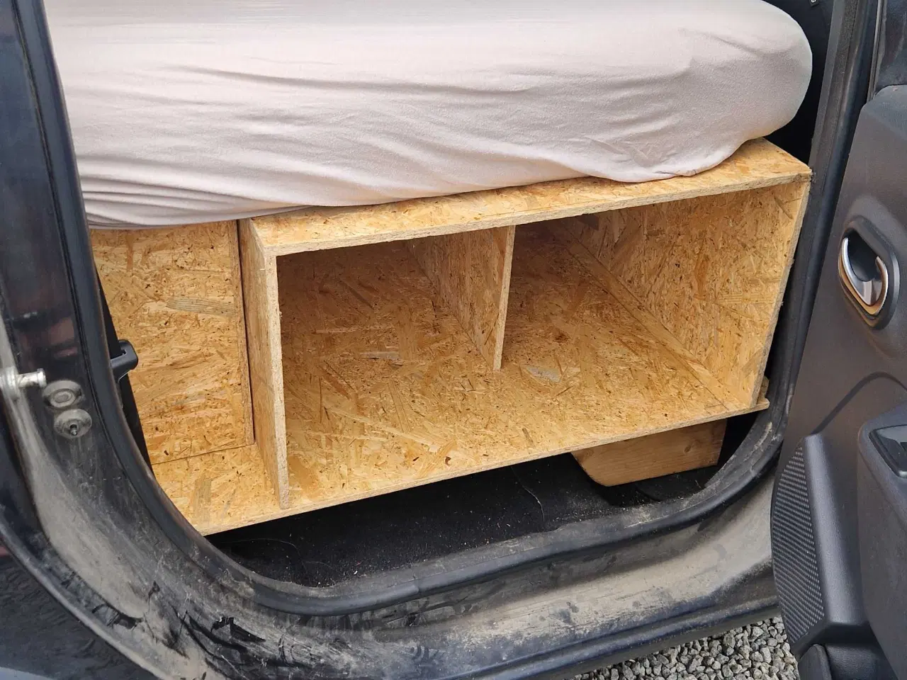 Billede 10 - 7 pers. Bil med hjemmelavet camper indretning