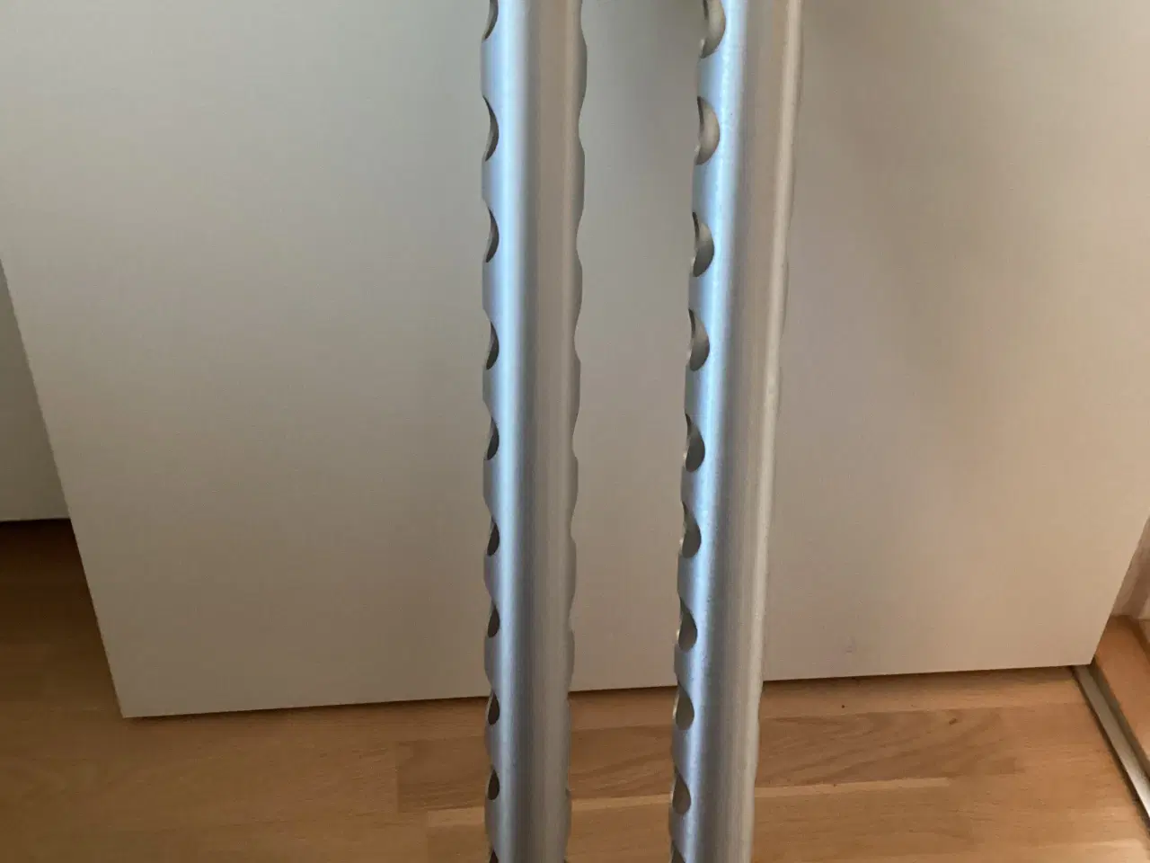 Billede 3 - 2 meget fine væghængte Rosendahl vinrør