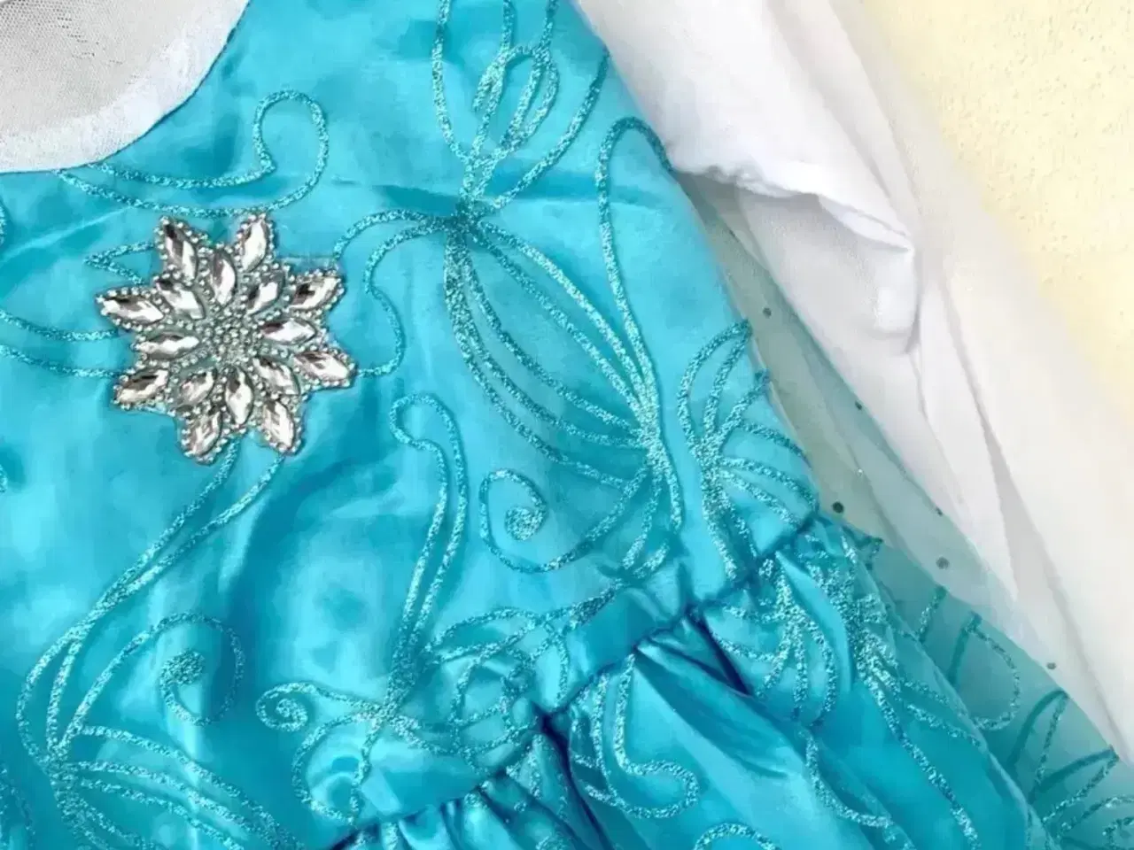 Billede 8 - Frost kjole str. 104 med Elsa udklædning festkjole