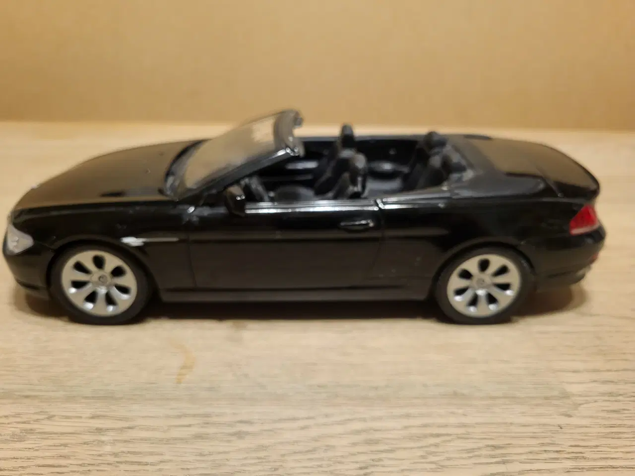 Billede 2 - Modelbil, BMW 645ci cabriolet, skala 1:18