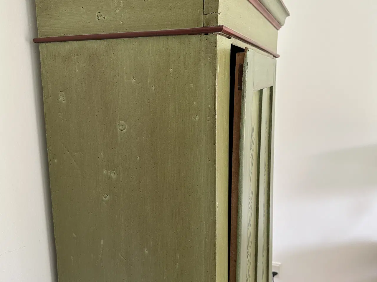 Billede 5 - Flot malet karlekammerskab 