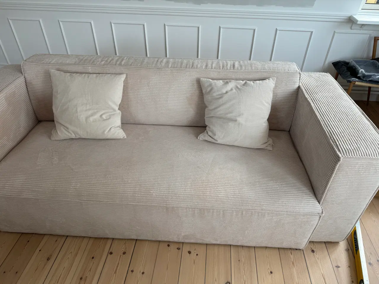 Billede 4 - Sofa i hvid/beige fløjl