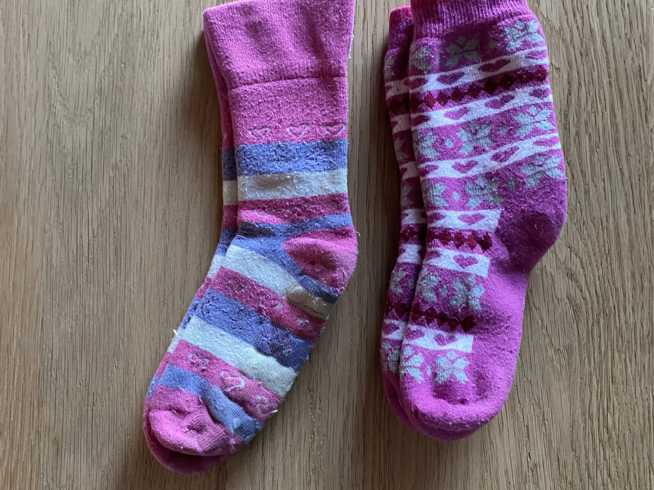 Billede 1 - Strømper str. 31 - 34 og 23-26. Futter med dupper 