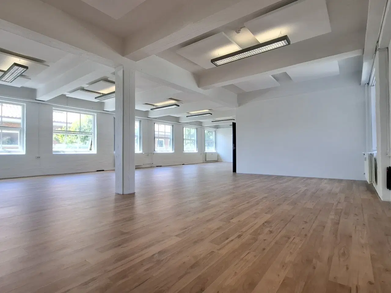 Billede 3 - Kontor/ butik mm. i gammel fabrik - Totalrenoveret – 201 / 255 / 456 kvm - Parkeringsplads lige bag ejendommen.