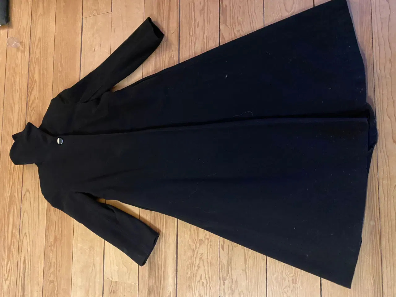 Billede 1 - Hel-lang elegant sort frakke uld str M, 300 kr