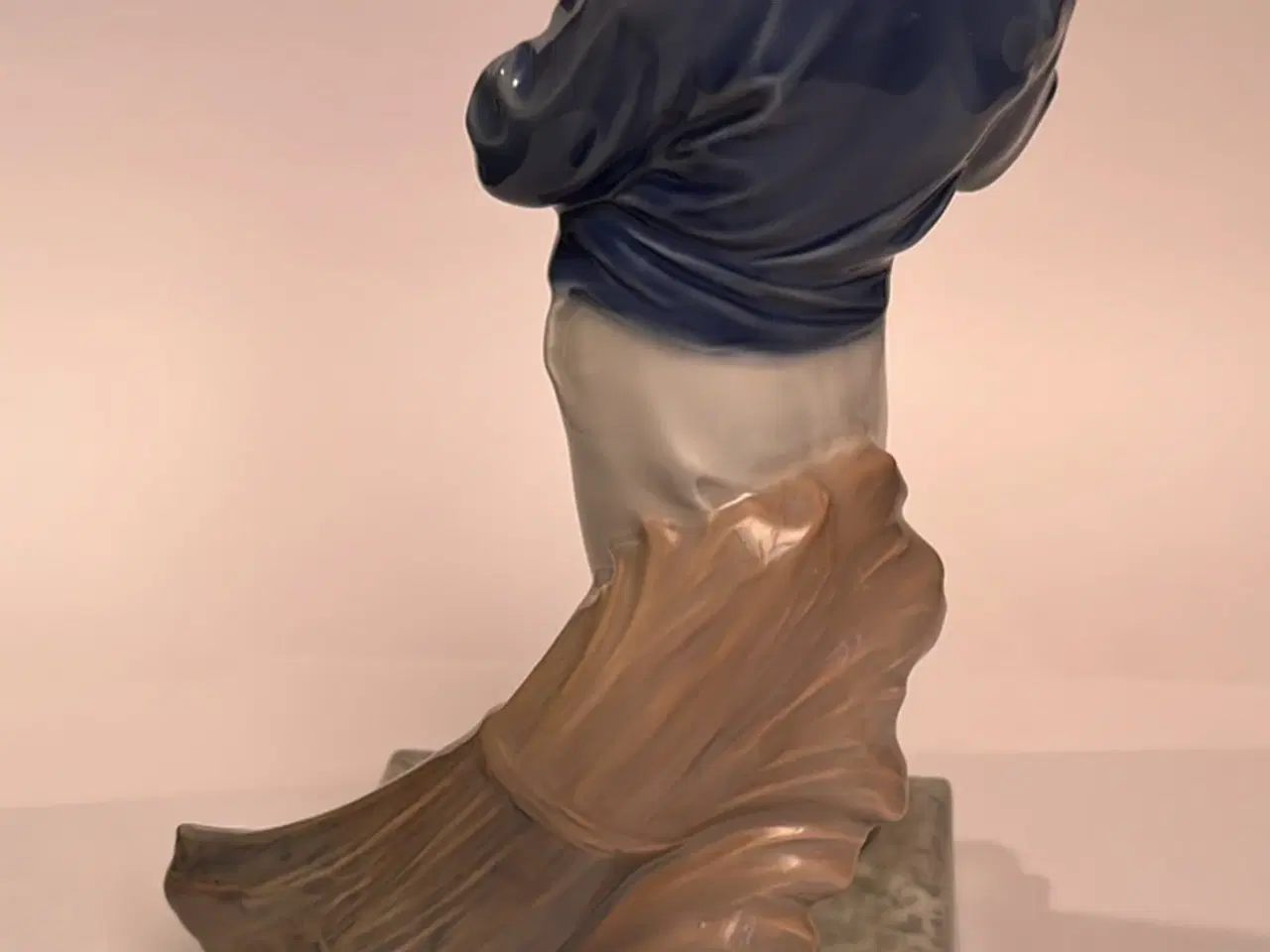 Billede 2 - Royal Copenhagen bonde med le.