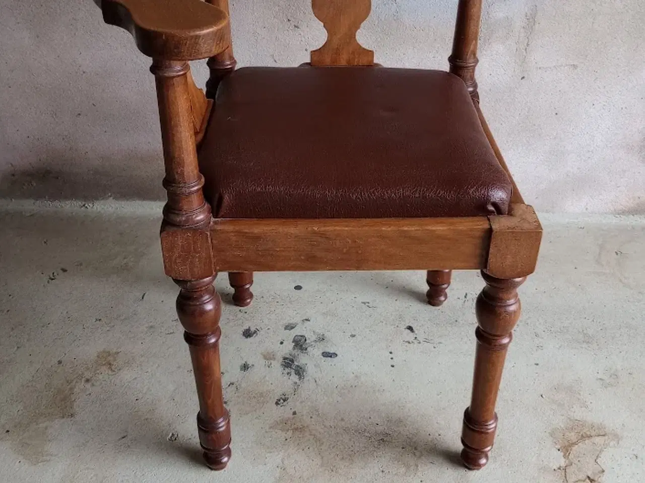 Billede 4 - HJØRNE STOL MED LÆDER SÆDE.