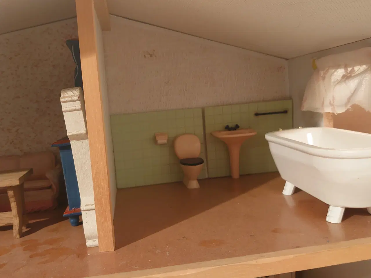 Billede 3 - Ældre velholdt dukkehus med 28 træmøbler