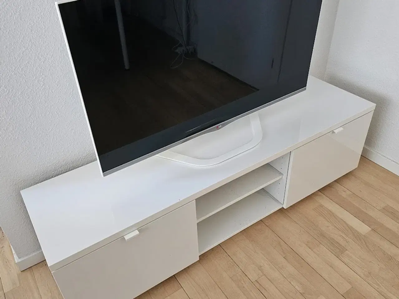 Billede 1 - LG 47" FullHD og TV bænk, Aalborg