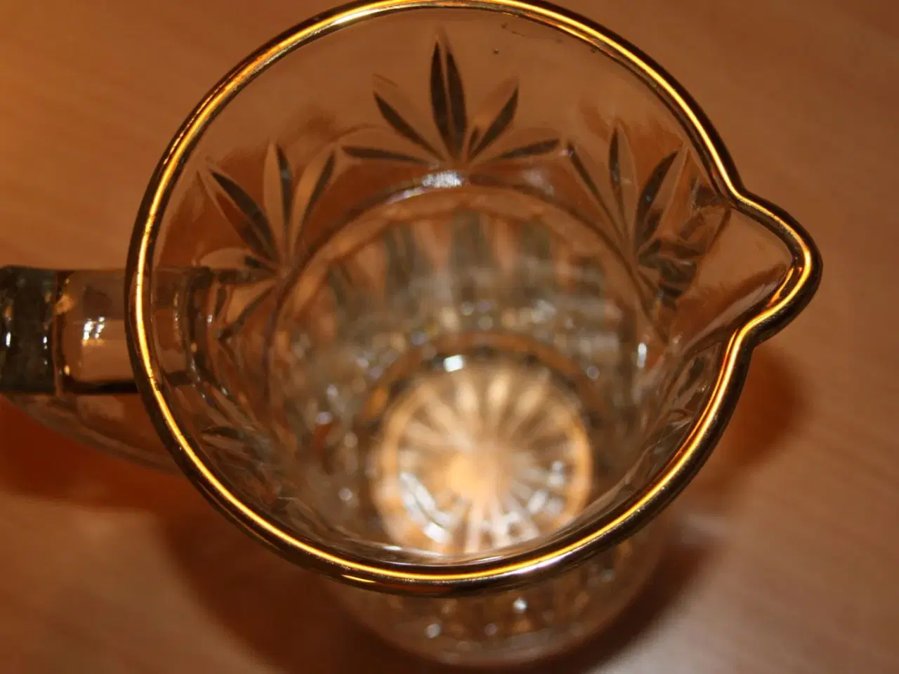 Billede 3 - Flot glas kande med guldkant H.: 18,5 cm