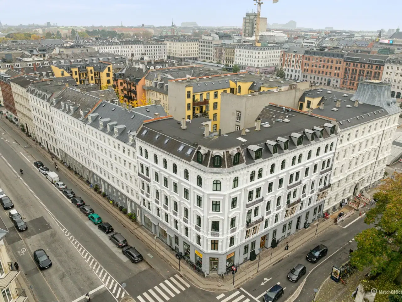 Billede 1 - udlejningsejendom med 13 bolig- og 7 erhvervslejemål med Ørstedsparken som nabo