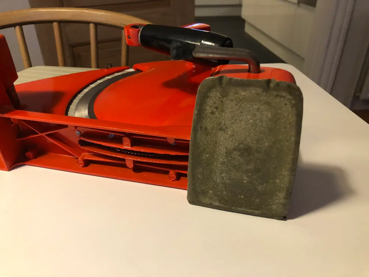 Billede 11 - EVA Brødskærer i rød med grå side