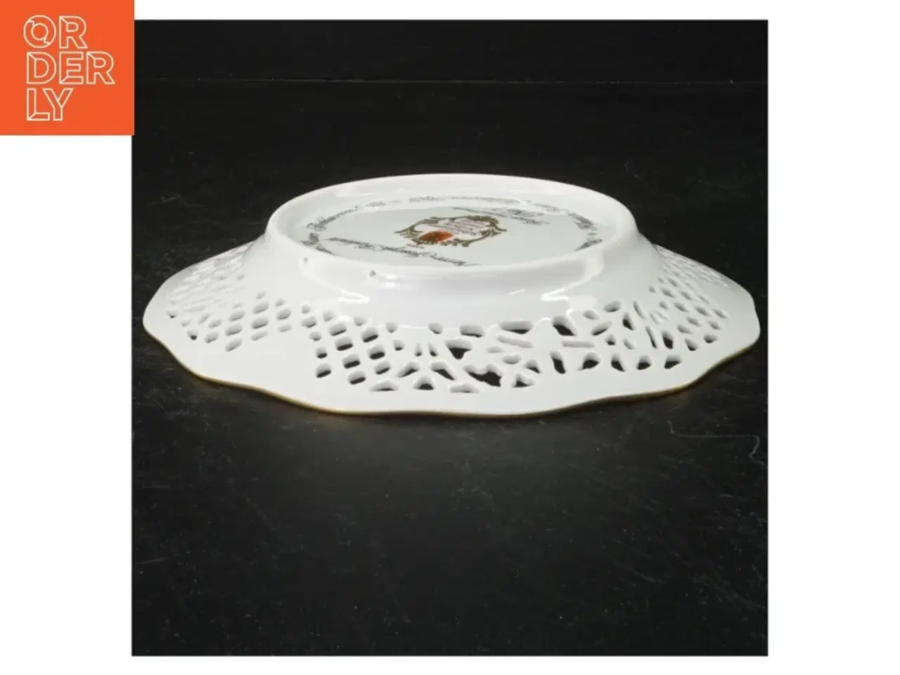 Billede 2 - Porcelænstallerken med gennembrudt kant og rosendekoration fra Firkløveren
