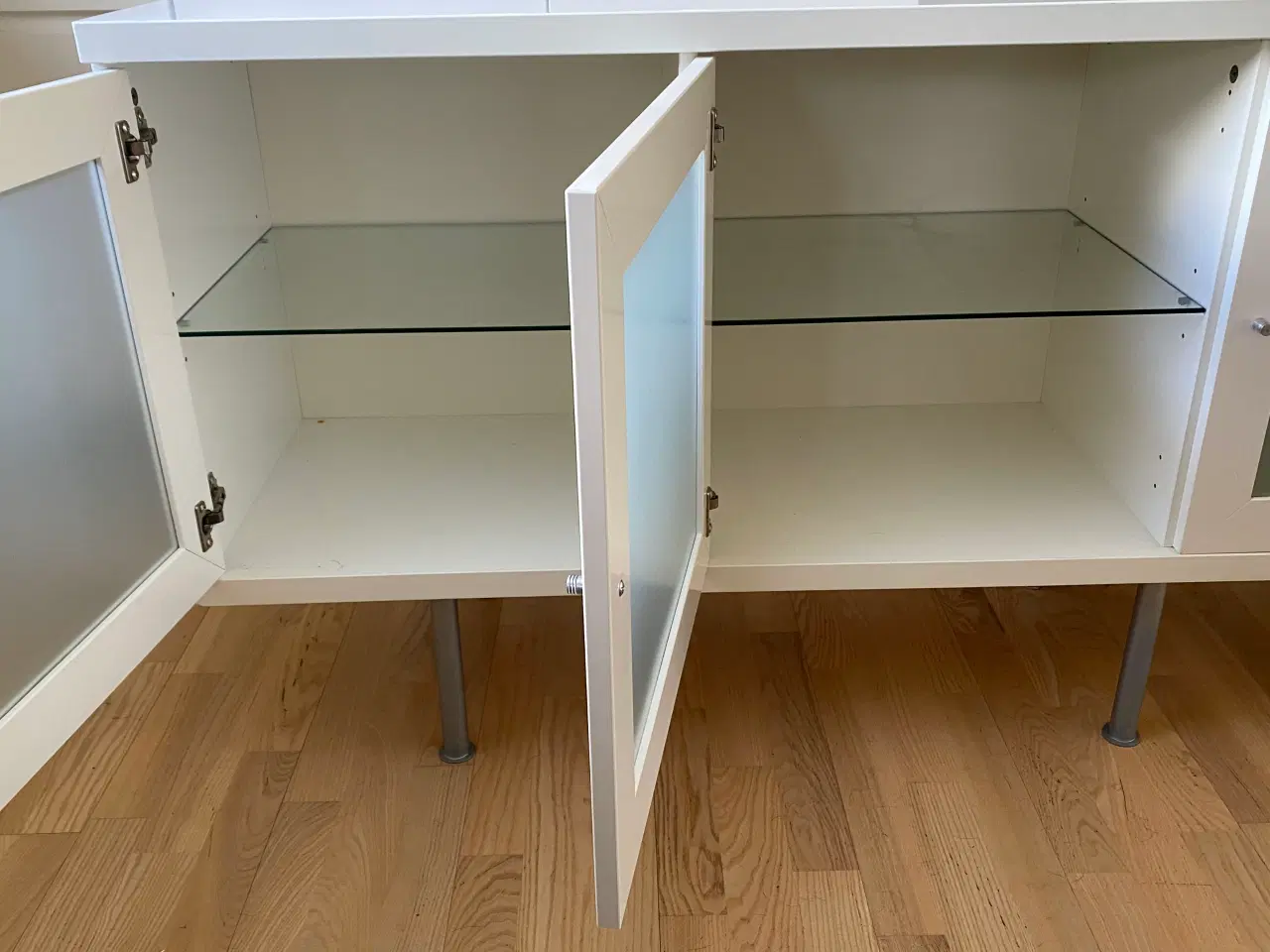 Billede 2 - Skænk med 4 rum med glashylde og låge i matteret g