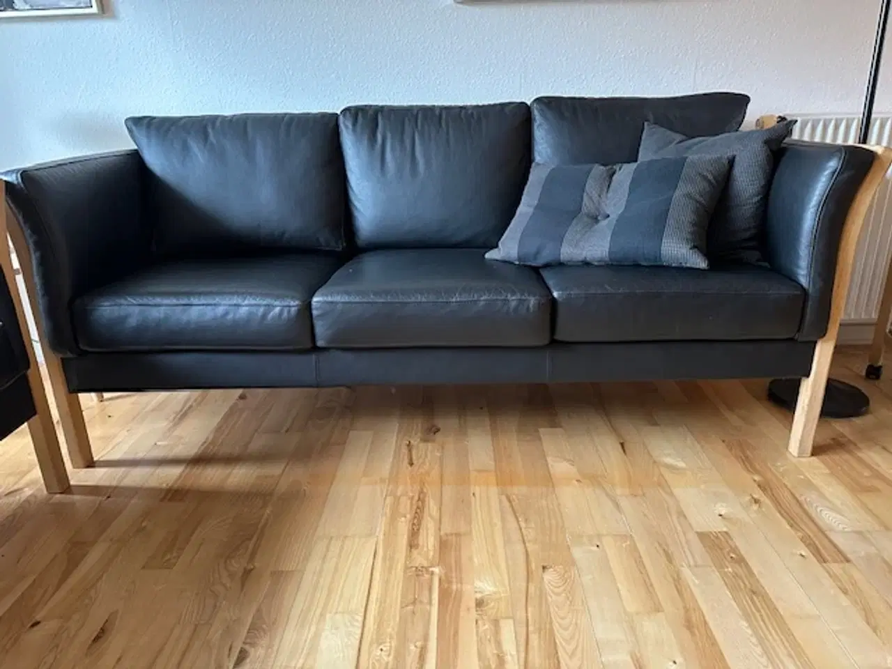Billede 5 - Velholdt sofa - sæt i læder  