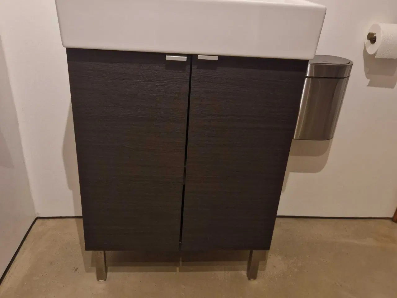 Billede 1 - Skab m. Vask og armatur 